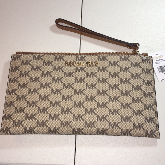 Michael Kors Handbags - Michael Kors Jet Set Large Zip Clutch